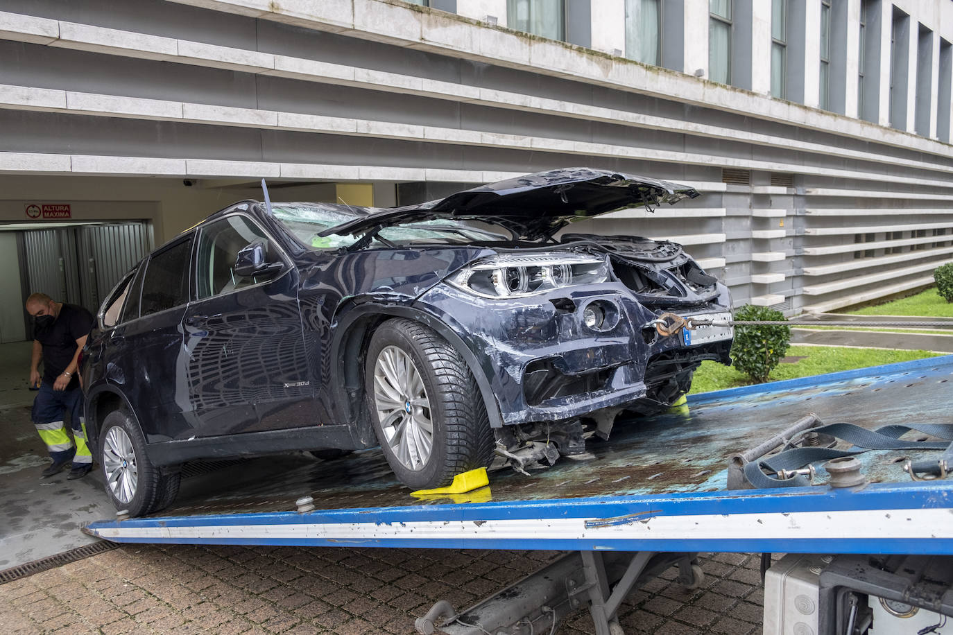 Un coche se desploma al vacío por el hueco del elevador de vehículos e impacta sobre el propio ascensor que, en una planta inferior, cargaba en ese momento con otro turismo