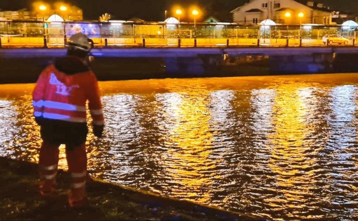 Un agente del 112 observa el cauce del río Híjar, en la tarde de este martes.