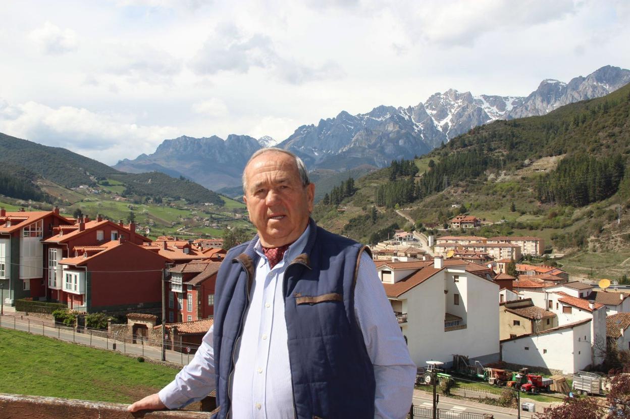 Carlos Vejo, en una imagen de archivo, en la terraza de su casa de Potes.