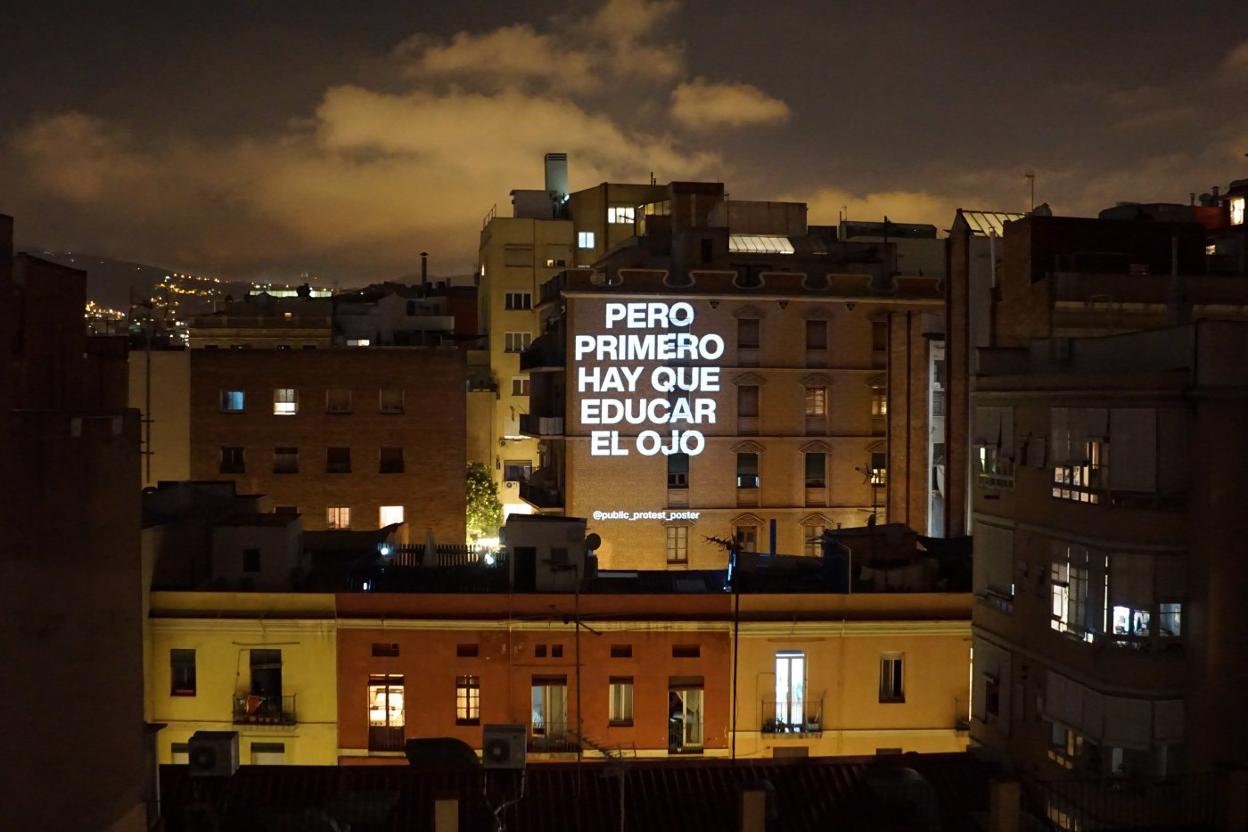 Public Protest Poster radica en proyectar carteles de la ciudadanía en fachadas para reflexionar sobre la libre expresión en lugares públicos.