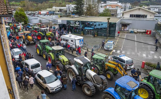 Una autocaravana permanecerá frente a la fábrica hasta el día 21