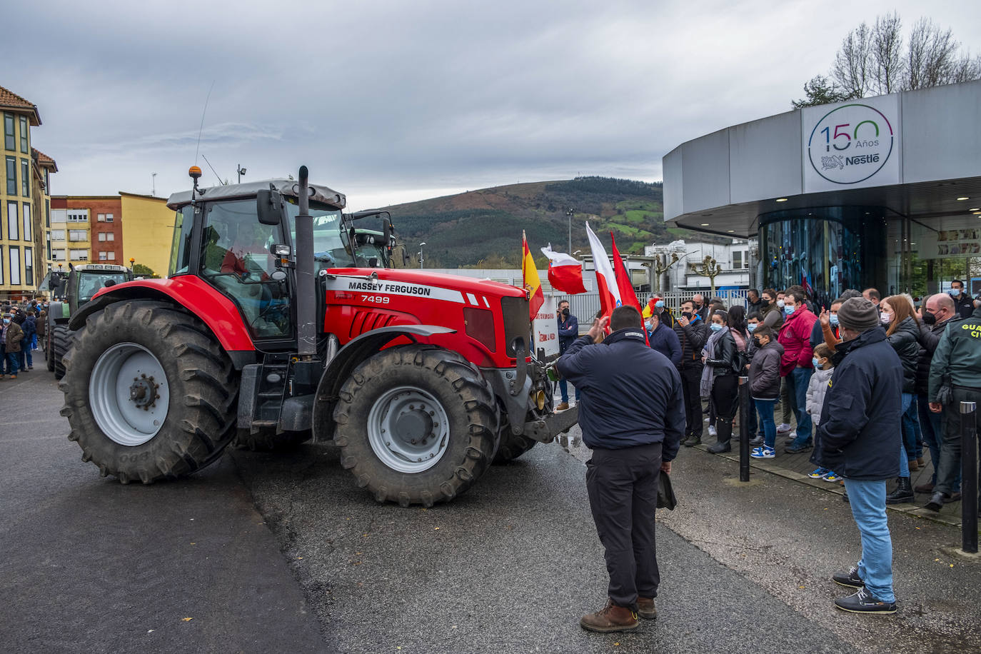 Fotos: Nueva protesta de los ganaderos frente a la Nestle en La Penilla