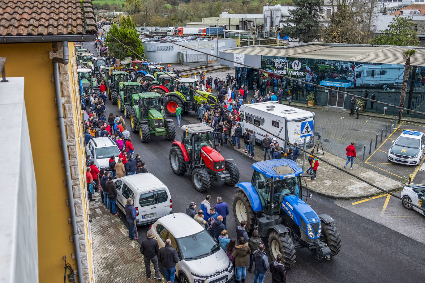 Fotos: Nueva protesta de los ganaderos frente a la Nestle en La Penilla