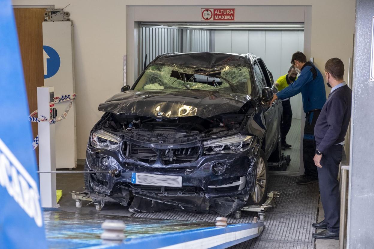 Los operarios retiran el BMW X5 siniestrado que se precipitó por el hueco del ascensor del aparcamiento del Hotel Sardinero. 