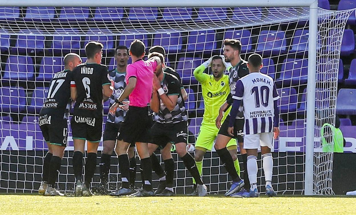 Los jugadores del Racing protestan el penalti señalado el pasado domingo en Valladolid. 