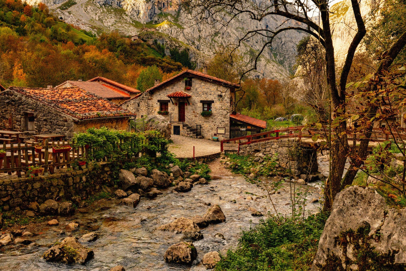 Pintoresco paisaje montañoso de verano de los Picos de Europa con verdes laderas, valles y pastos de las tierras altas.