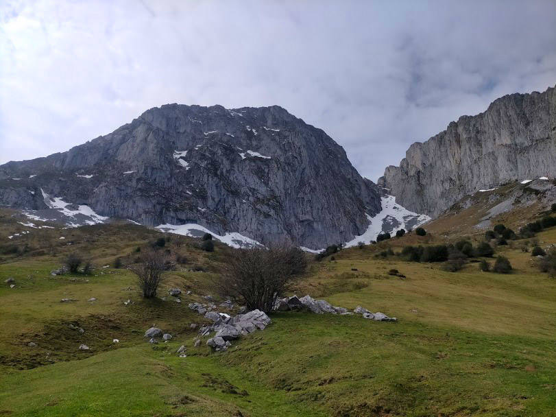 Ruta a Peña Redonda desde el Pino (Asturias).