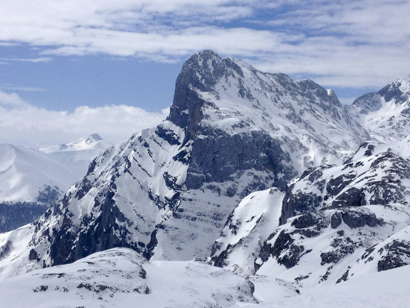 Vista nevada de los Picos de Europa.