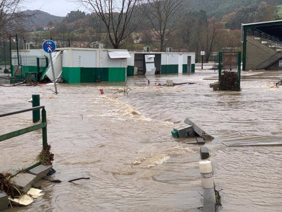 El Asón se ha desbordado en Ampuero a primera hora de la tarde.