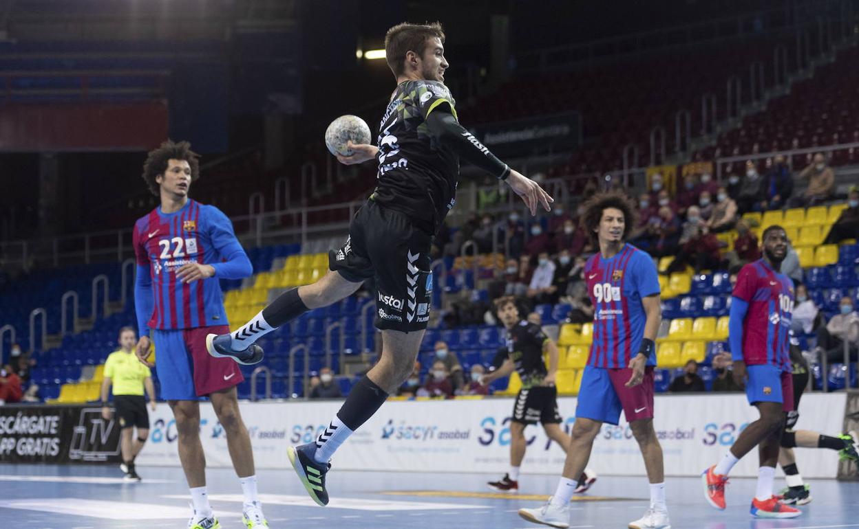 Partido entre Balonmano del Fútbol Club Barcelona y Bathco Balonmano Torrelavega en el Palau Blaugrana.