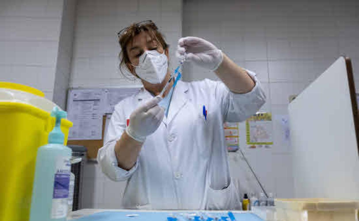 Una enfermera del centro de salud Isabel II, prepara vacunas durante la crisis sanitaria mundial del coronavirus