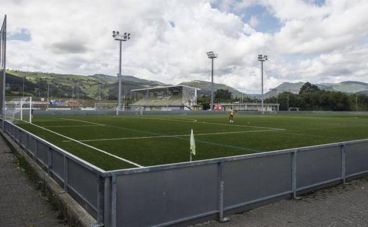 Las piscinas se construirán en el entorno de los campos de fútbol de Santa Ana, en Tanos. 