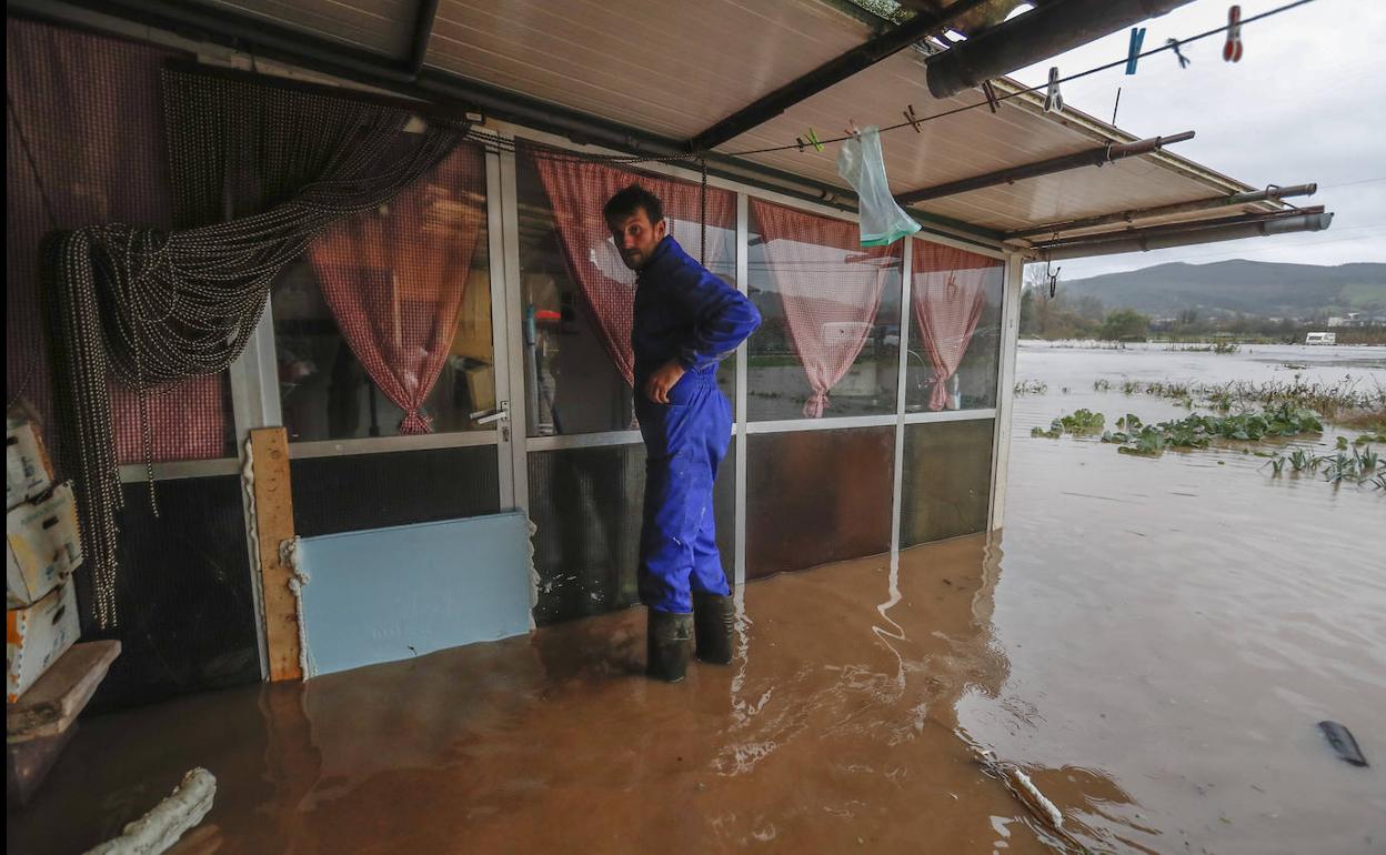 Un vecino de Oruña contempla cómo el agua ha inundado todo.