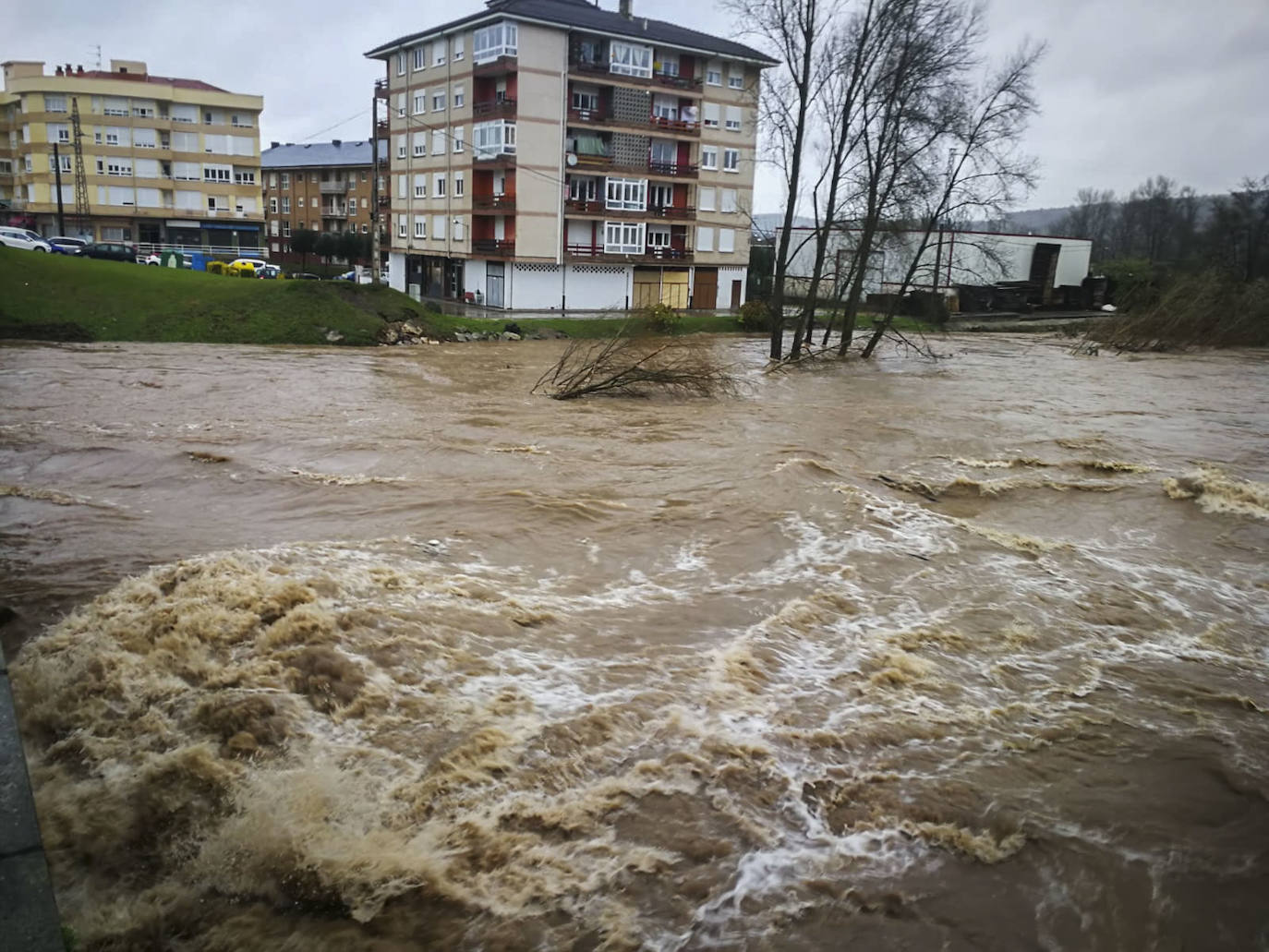 El río acorrala los edificios de viviendas en Oruña.