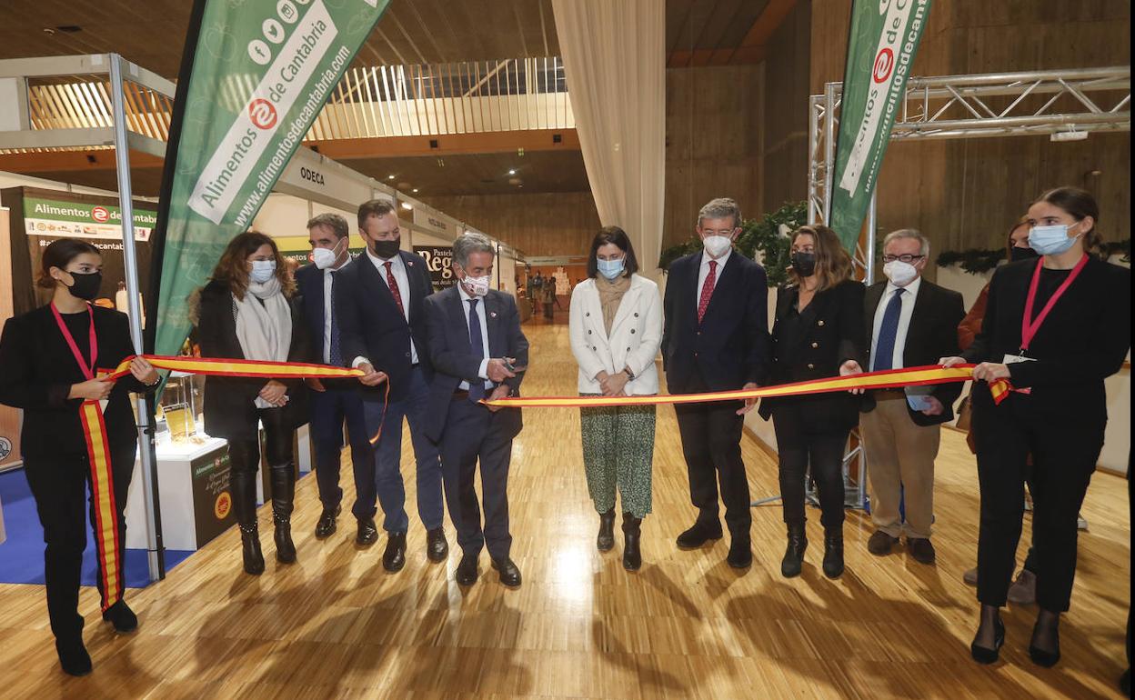 Revilla y Blanco cortan la cinta inaugural en presencia de Gema Igual, Miriam Díaz, Ignacio Pérez, Luis Revenga, Marta López y Fernando Mier.