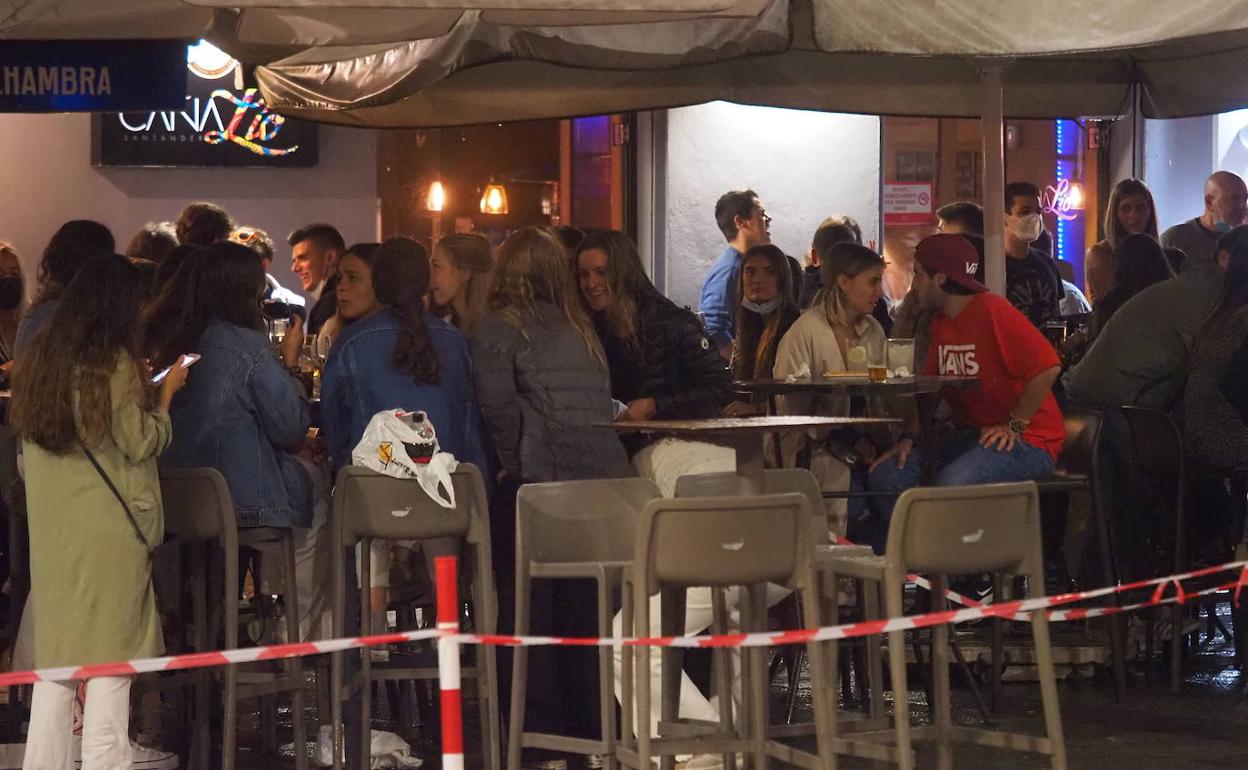 Una terraza en Santander en horario de noche.