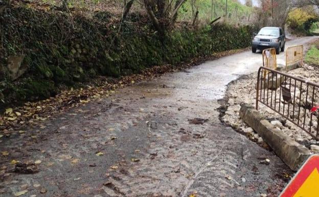 Acceso secundario al barrio de Santa Marina, en Silió.