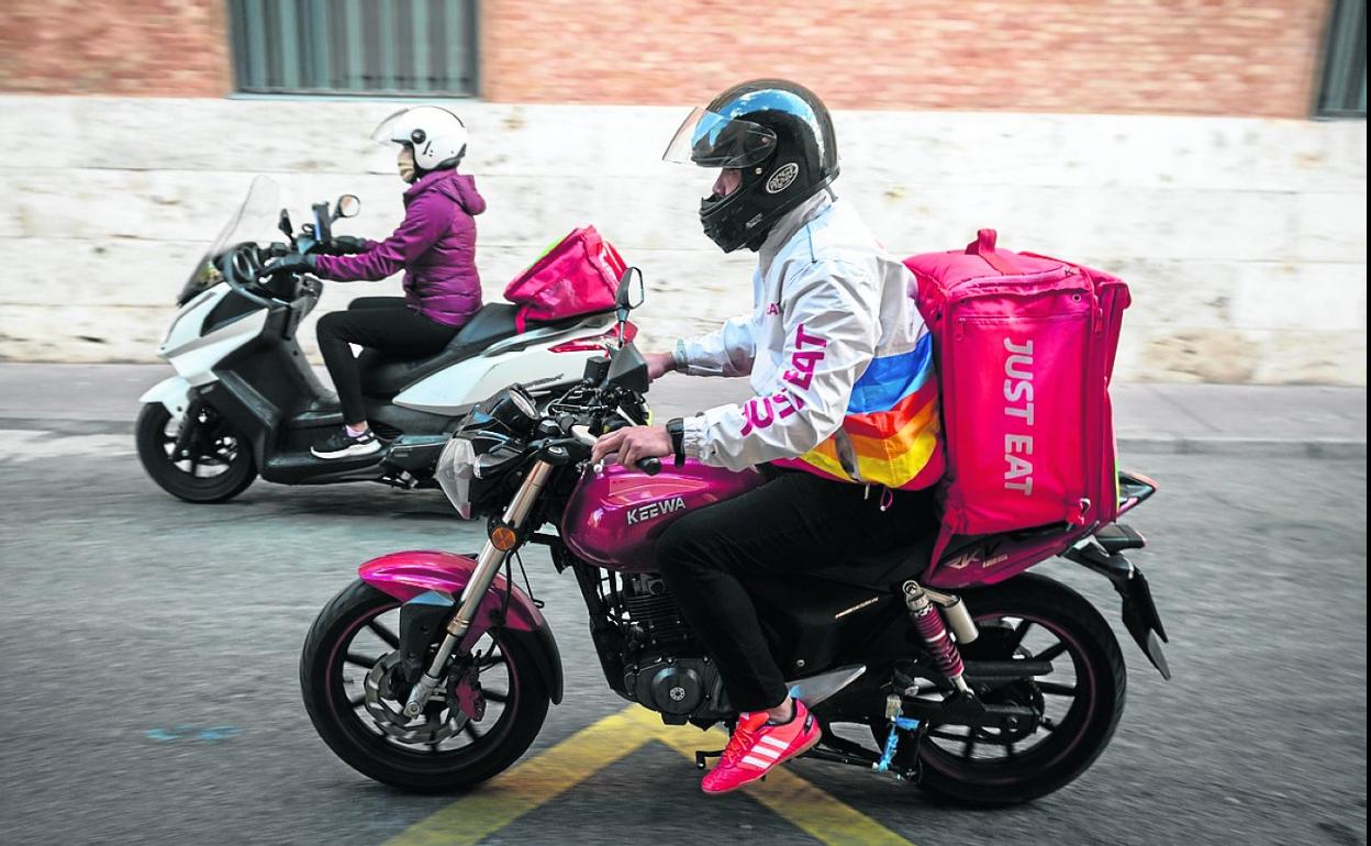 Dos motoristas con pedidos de comida a domicilio. efe