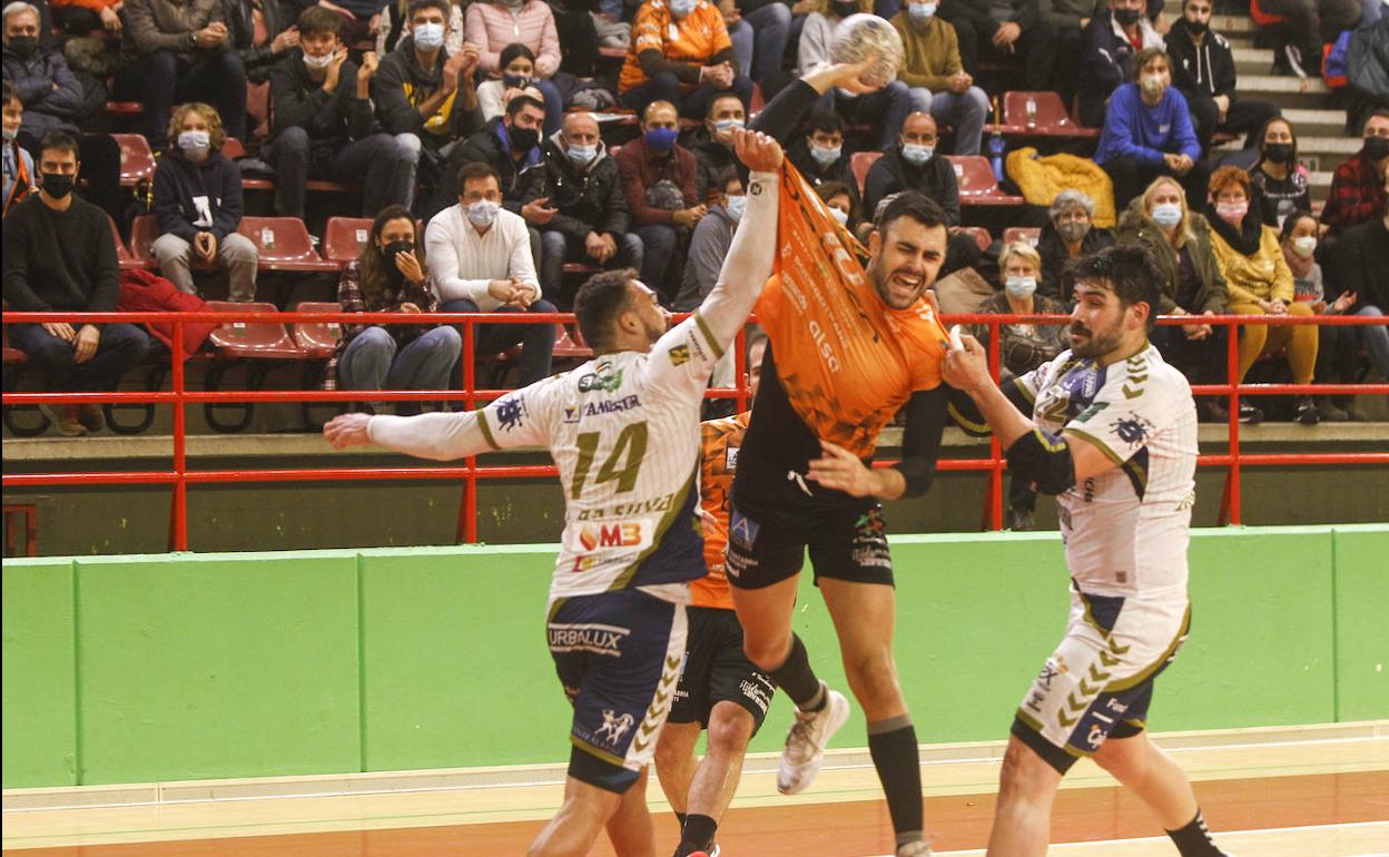 Jorge Prieto, el extremo izquierdo del Bathco, intenta zafarse de Joao da Silva, el central rival. 