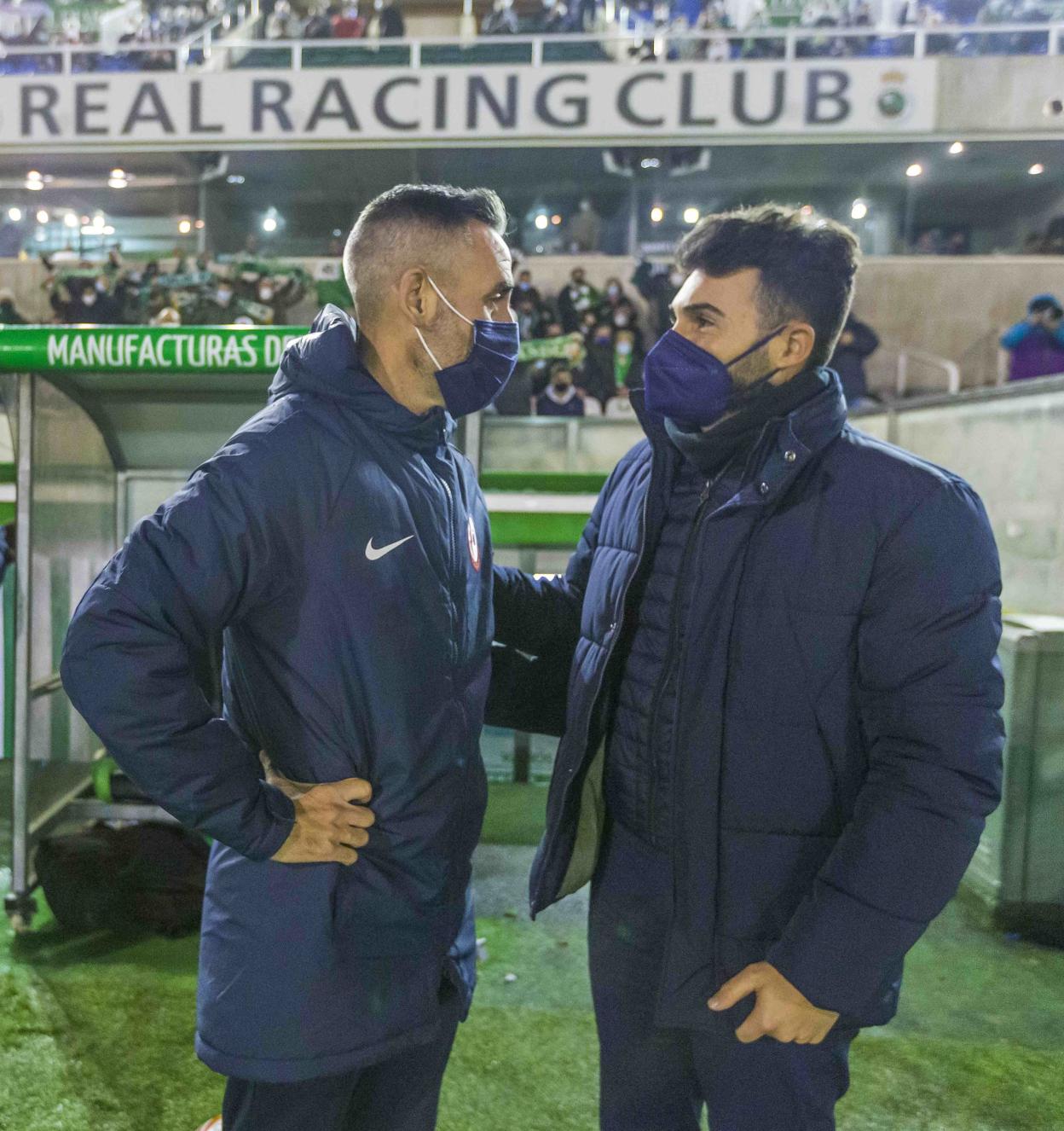 Guille Romo conversa con Abel Gómez, entrenador del Rayo Majadahonda antes del partido. roberto ruiz