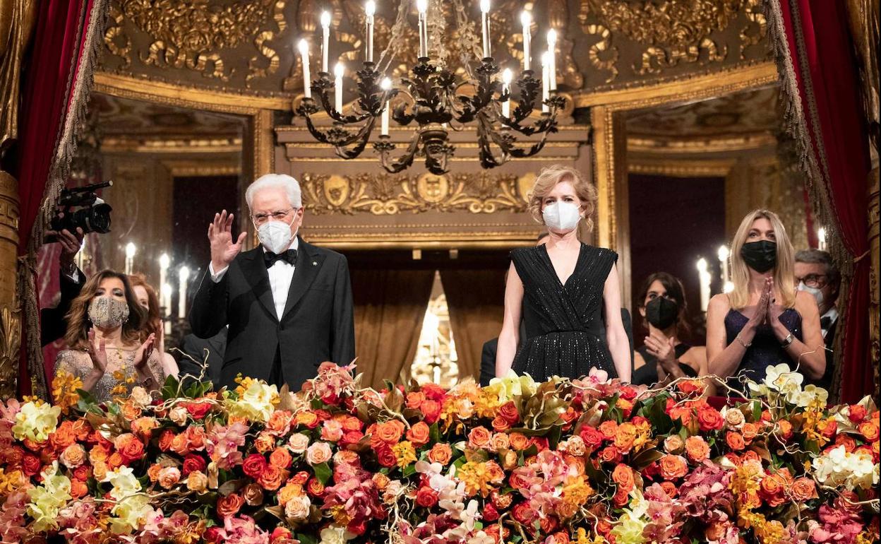 Sergio Mattarella, junto a su hija Laura, agradece la inmensa ovación que le dedicó el público de La Scala de Milán la noche del pasado martes.