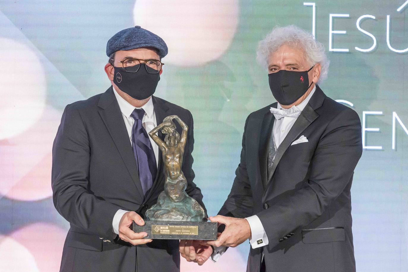 El presidente de la Asociación de Hostelería, Ángel Cuevas, entrega el premio al chef del Cenador de Amos, Jesús Sánchez.