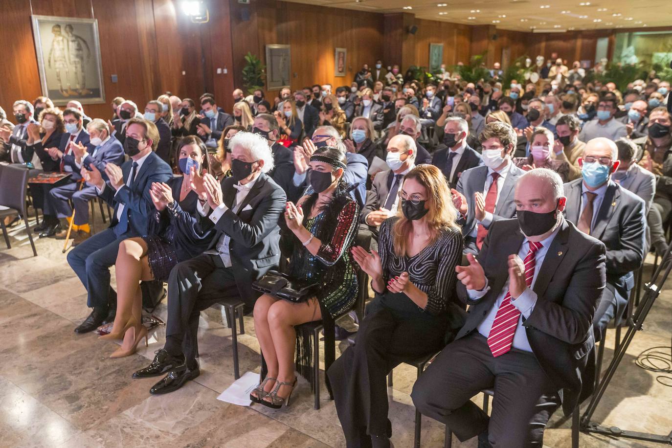 Foto del público, entre el que se puede ver a representantes institucionales y del sector de la hostelería, durante la gala anual de la Asociación de Hostelería.