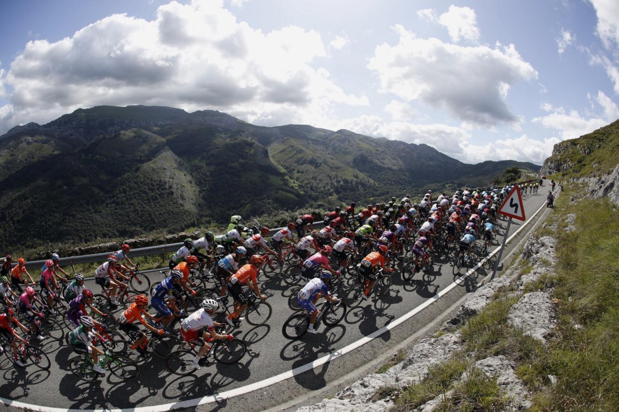 La Vuelta a España durante la etapa que finalizó en Los Machucos en 2019, que también salió de Bilbao como hará en 2022 camino de Pico Jano. 