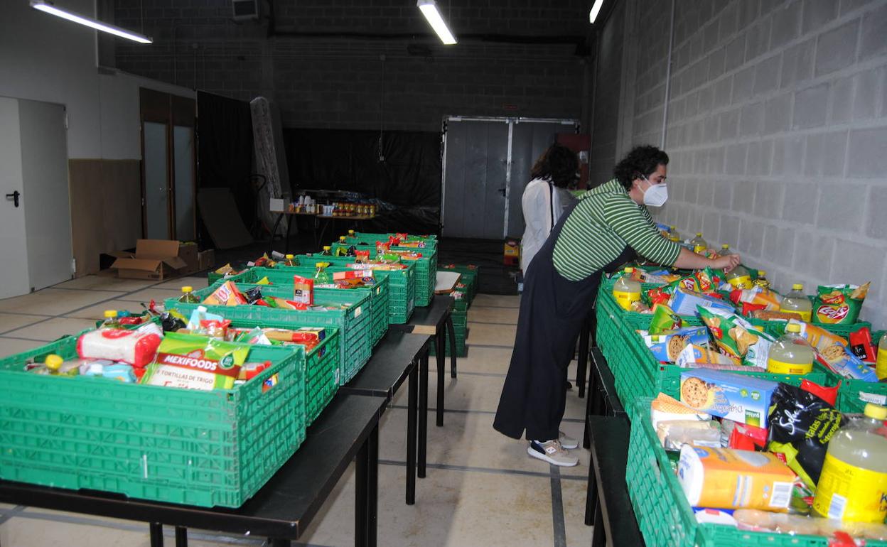 Preparando las cajas de alimentos en la nave de Forensant.