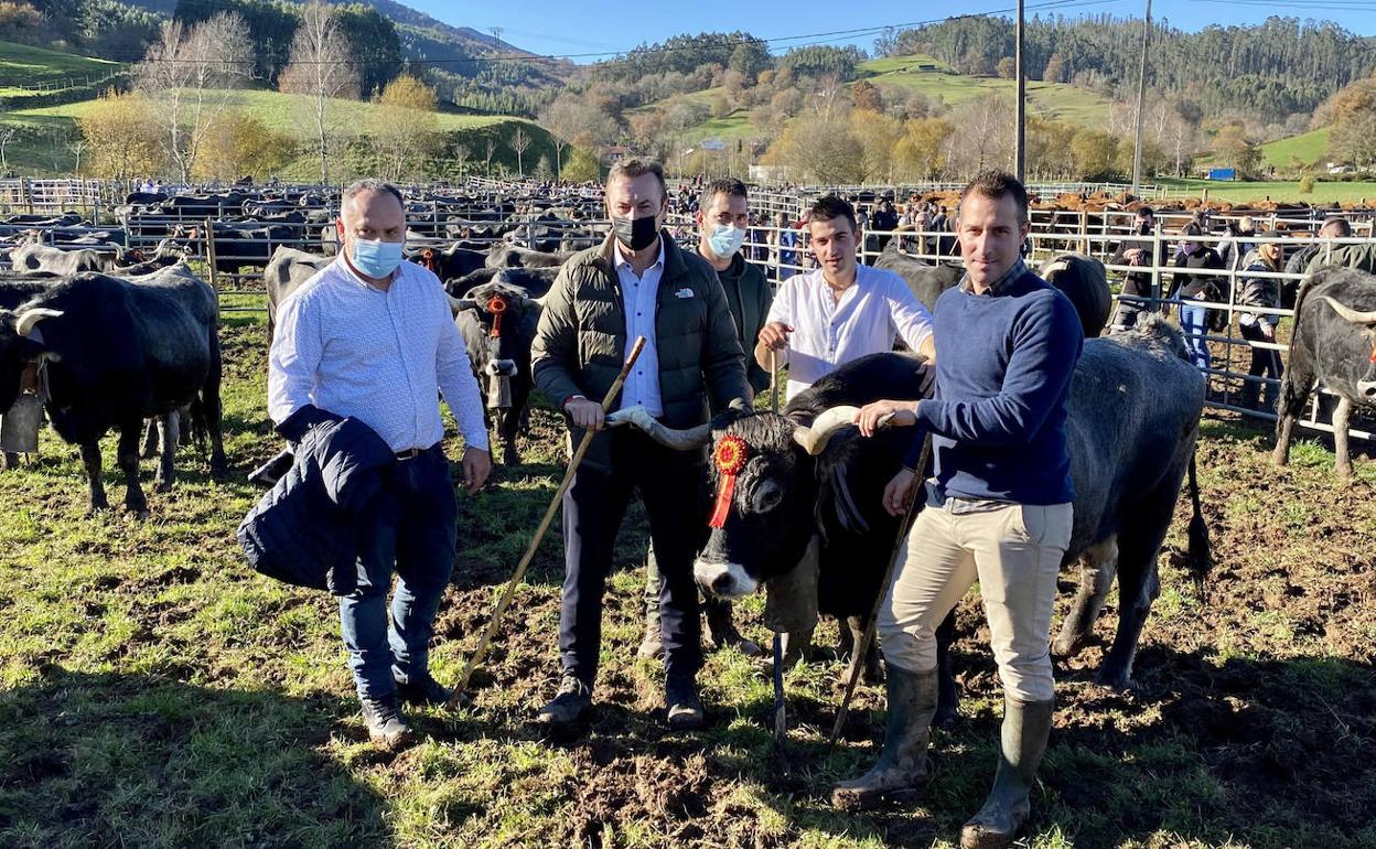 El alcalde de Cabezón y el consejero junto a tres ganaderos, en la feria de Santa Lucía, celebrada este lunes.