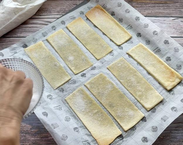 Espolvorea con azúcar los hojaldres y hornealos 1-2 minutos hasta que caramelicen.