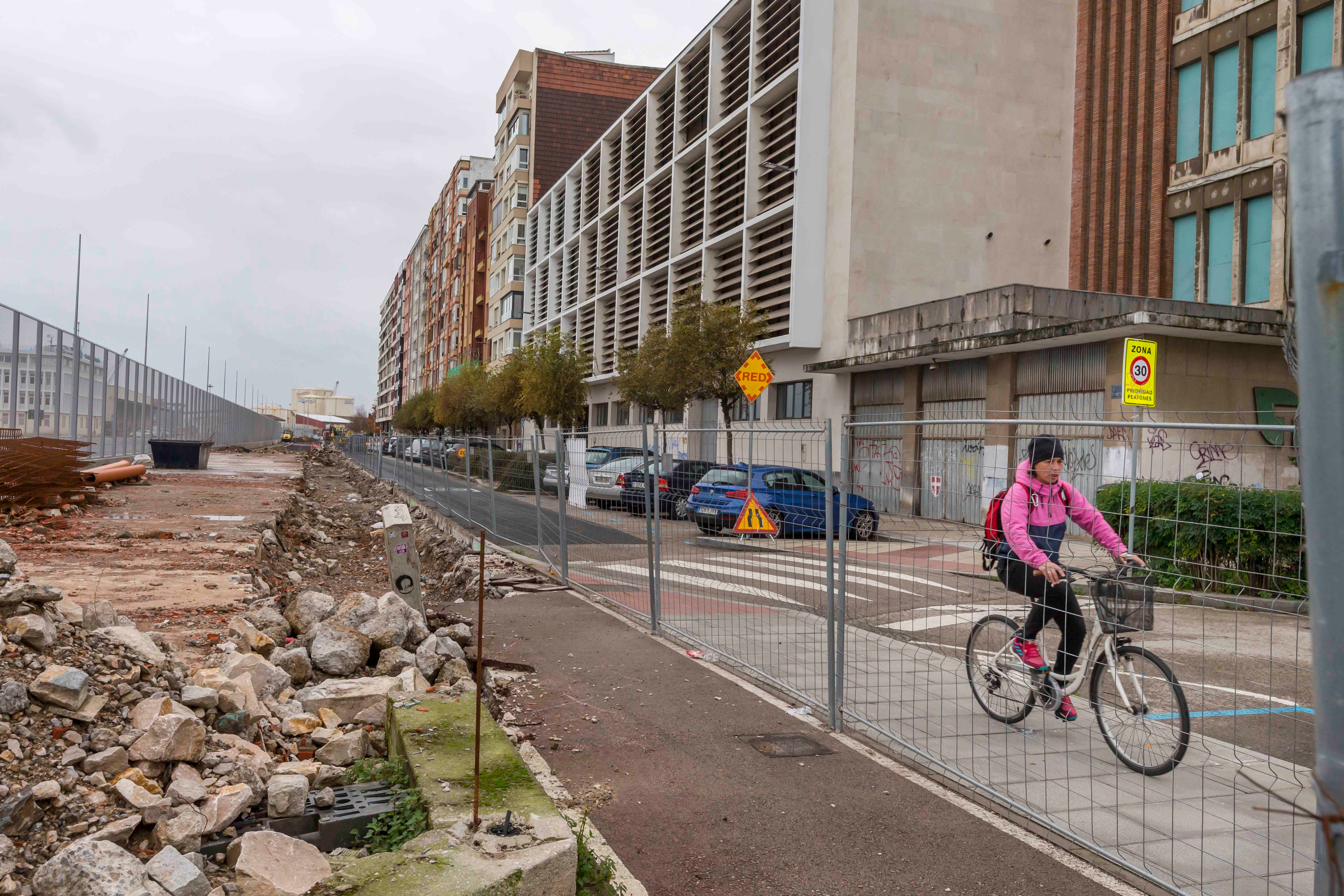 La calle Antonio López, junto al Puerto, se convertirá en un amplio paseo peatonal y la maquinaria ya trabaja en igualar el suelo tras la demolición de los tinglados