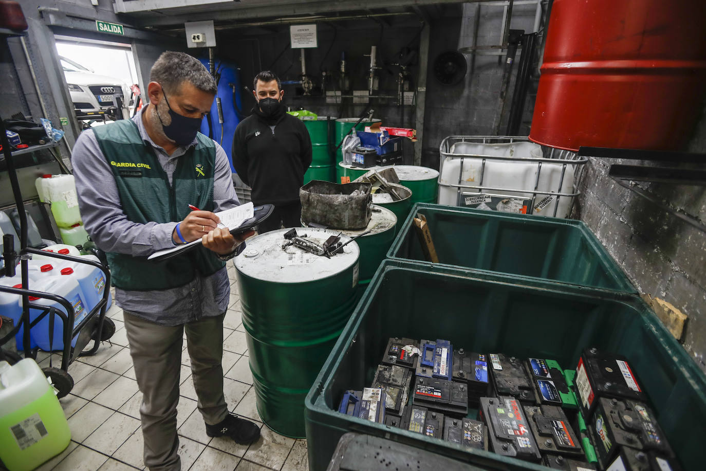 Una patrulla realiza una inspección de residuos en una taller de automovil, Fauvert, en el Alisal.