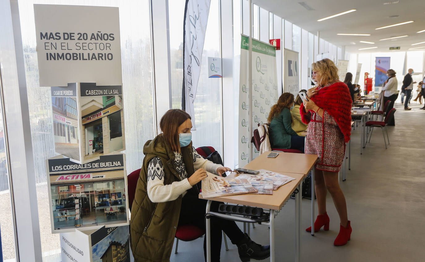 Fotos: Torrelavega organiza la primera Feria Cantabria Emplea