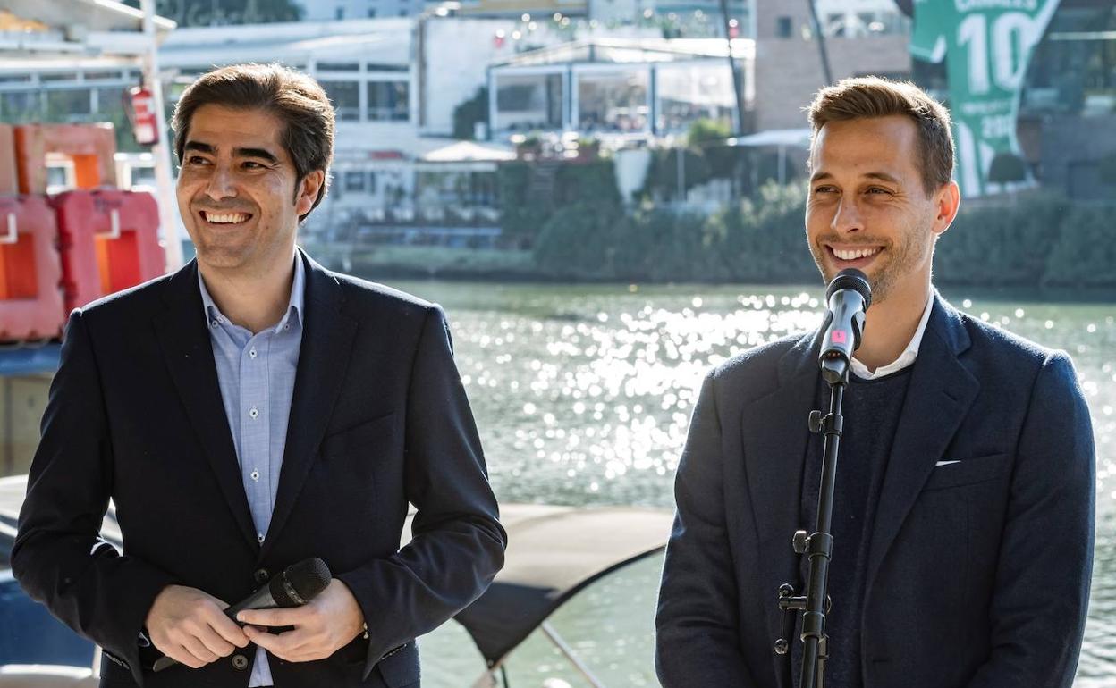 Sergio canales, a la derecha, junto al presidente del Real Betis, Ángel Haro.