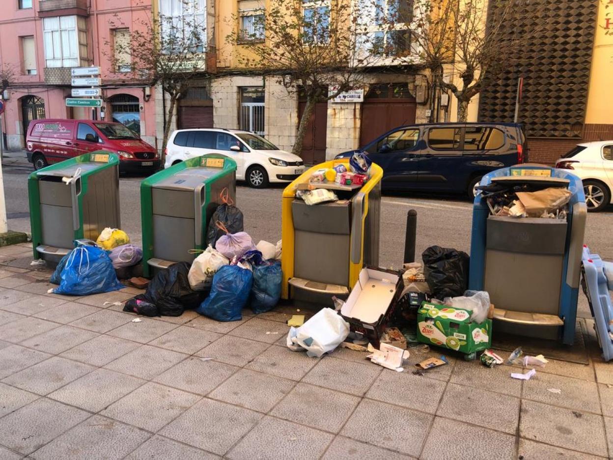 Basura acumulada ayer, a las cuatro de la tarde, en torno a unos contenedores subterráneos ubicados en la calle Alta. 