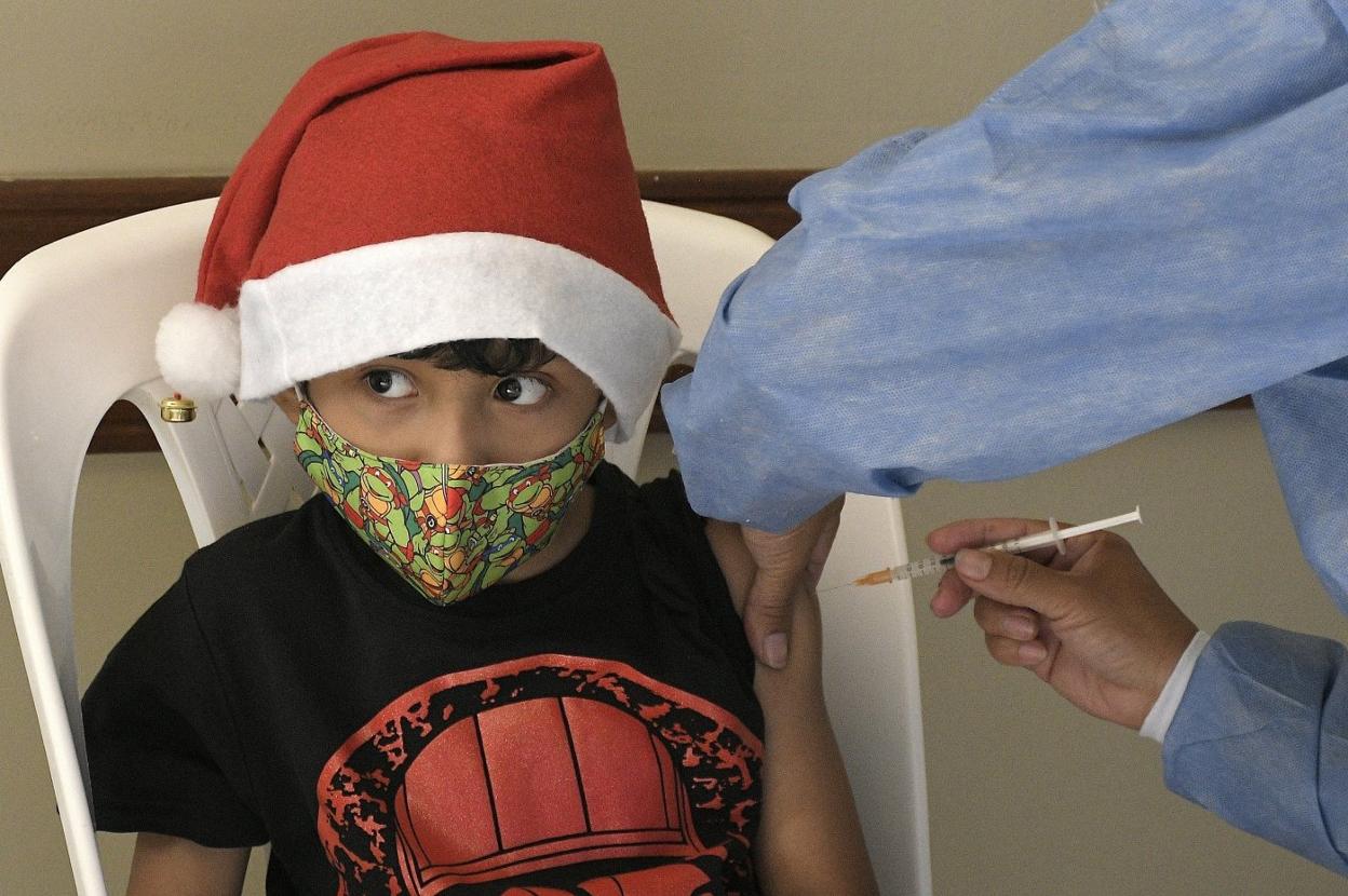 Un niño recibe la vacuna frente al covid, apta para menores a partir de los 5 años. 