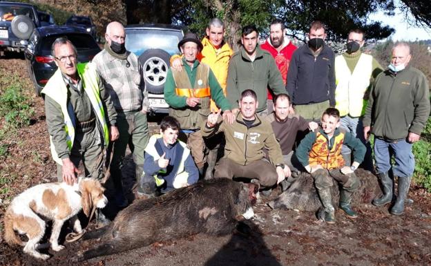 Cazadores del coto de Polanco, con dos jabalíes abatidos en una cacería del pasado fin de semana.