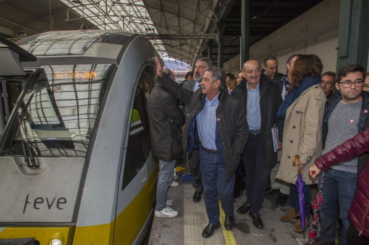 Tres hora para ir a Bilbao. Revilla y varios cargos del PRC, en su último viaje en tren a la capital vizcaína. 