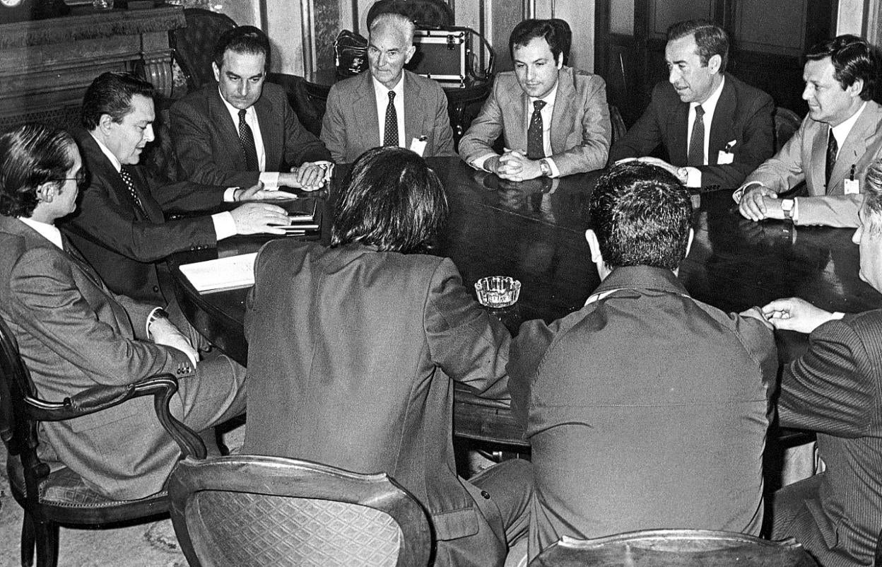 Un grupo de parlamentarios de la Asamblea Mixta, durante la entrega del Proyecto de Autonomía para Cantabria al presidente del Congreso de los Diputados, Landelino Lavilla, en Madrid. 