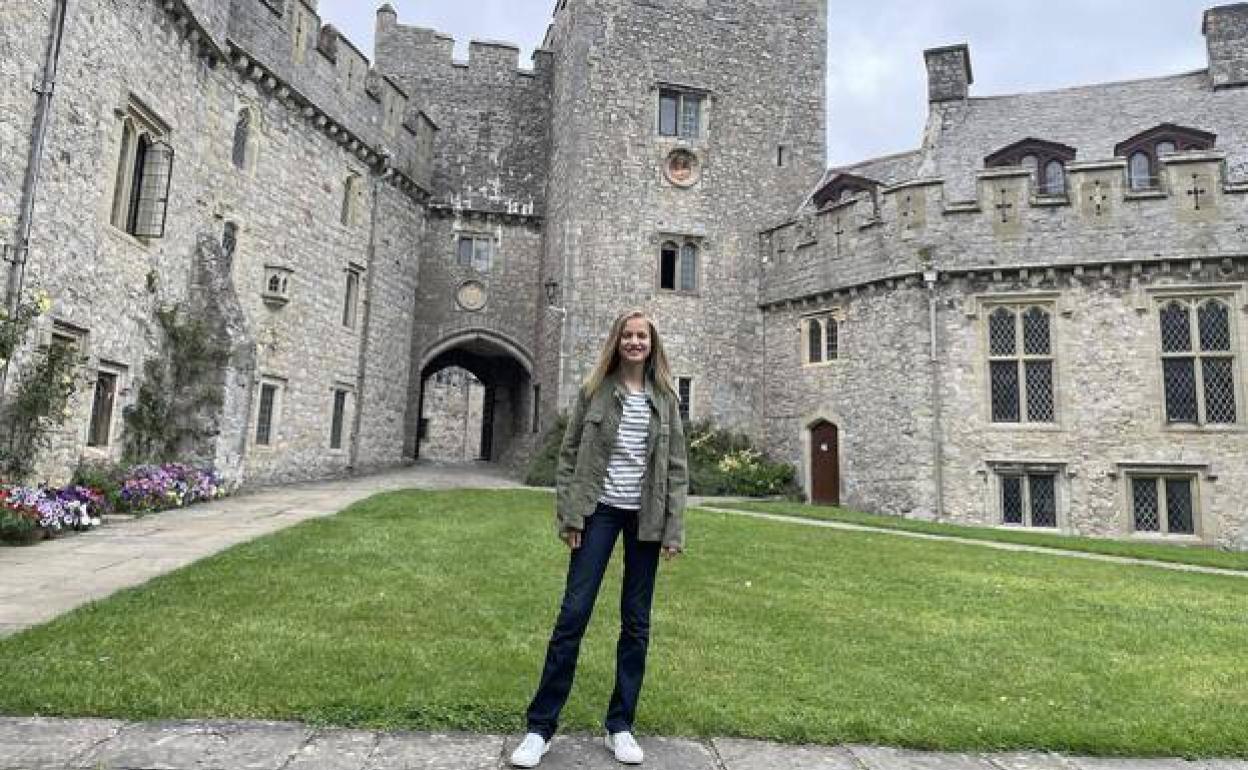 La princesa Leonor, en uno de los patios del castillo donde tiene su sede el Atlantic College. 