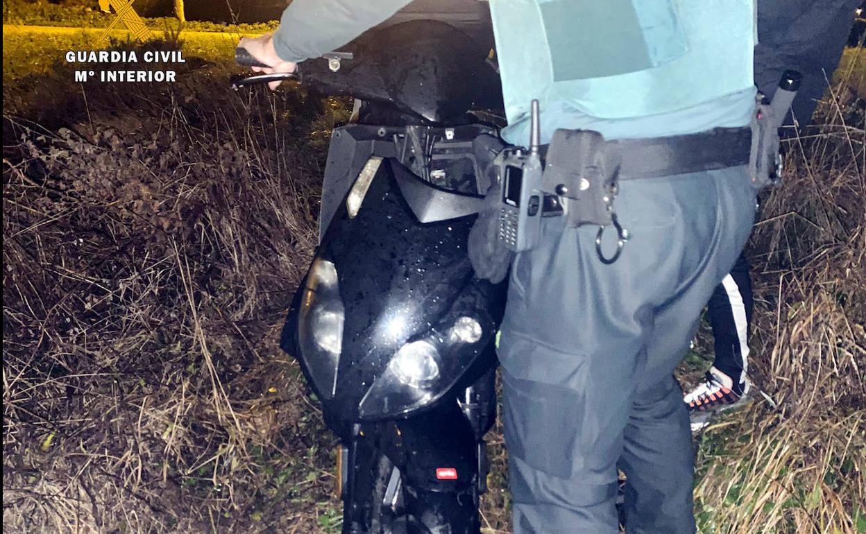 La moto acabó tirada en la maleza y fue recuperada por la Guardia Civil.