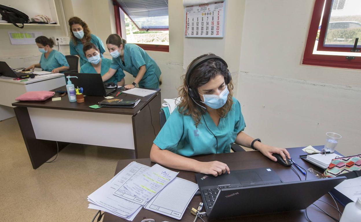 Rastreadores de la Unidad de Vigilancia Epidemiológica e Intervención del Hospital de Liencres, durante las tareas de seguimiento