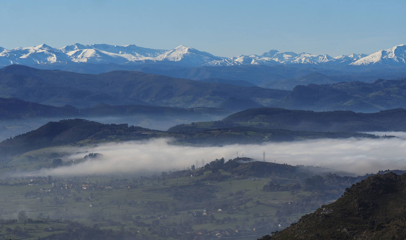 Picos de Europa nevados vistos desde Peña Cabarga