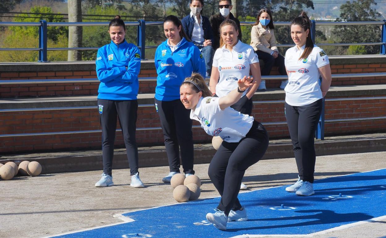Laura Abascal al tiro junto a Andrea Gómez, Judit Bueno, Naomi Solórzano y Blanca Gandarillas.