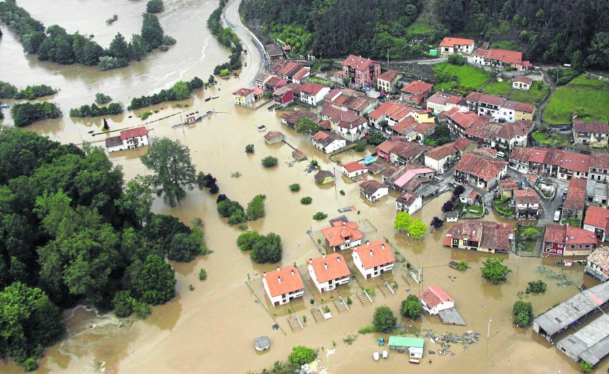 Vista aérea de la localidad de Molleda durante las últimas inundaciones por el desbordamiento del Deva. 