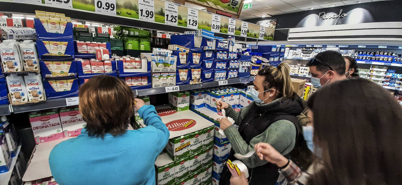 Los ganaderos pusieron pegatinas denunciando el precio de la leche en supermercados de Laredo