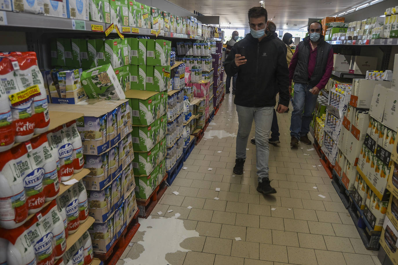 Rompieron algunas cajas de leche en el interior de un supermercado