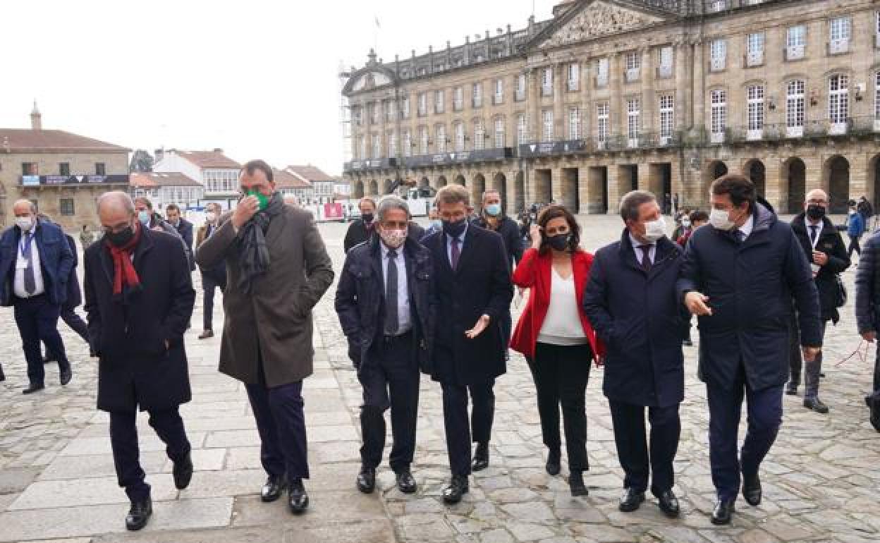 Lambán, Barbón, Revilla, Núñez Feijóo, Andreu, García Page y Fernández Mañueco, el pasado martes en la cumbre de Santiago.