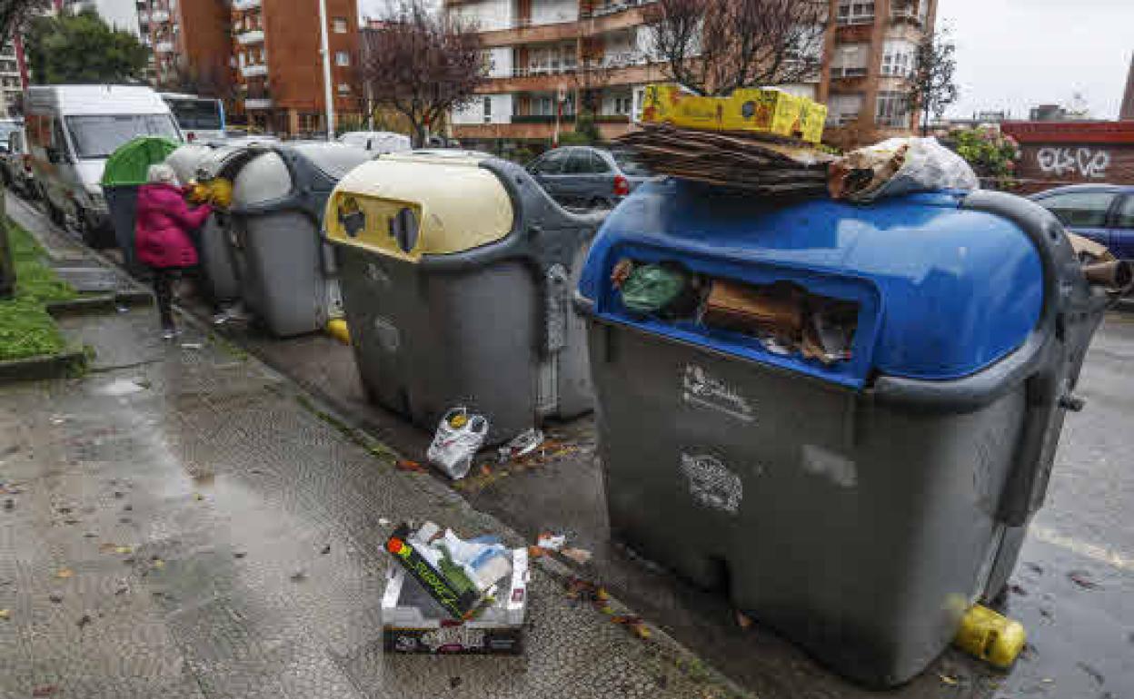 imagen de archivo ontenedor de basura en la Avenida Herrera Horia, en Cazoña.